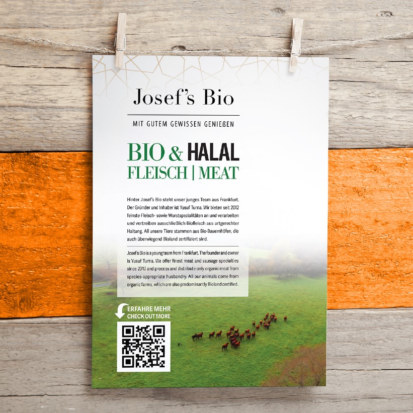 Poster “Bio & Halal Fleisch” on a wooden wall